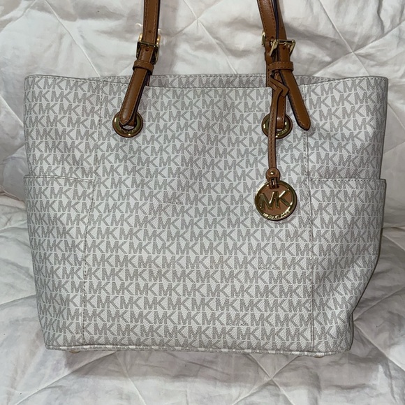 Like new Micheal Kors jet set travel tote logo bag - Picture 3 of 16